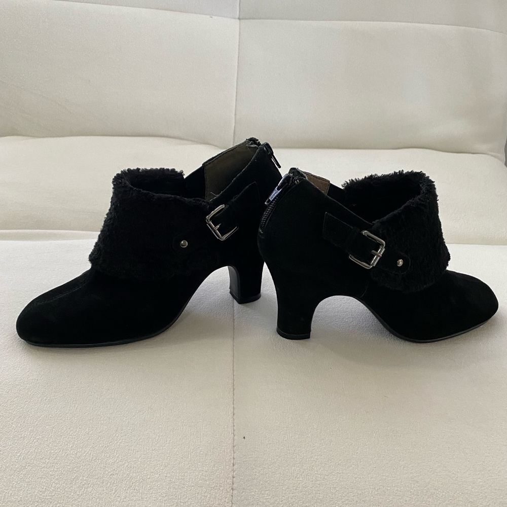 Aerosoles size 7 black 3 1/4” suede boots